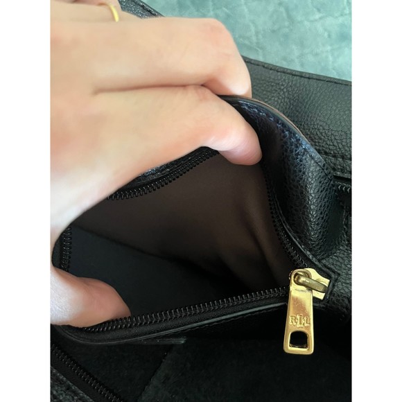 Elegant Black Leather Tote Bag with Gold Chain - Picture 5 of 11